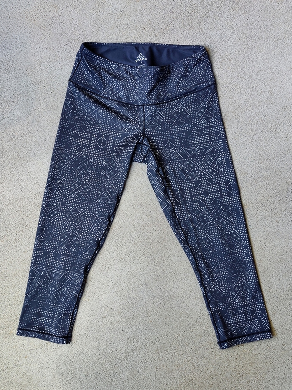 prAna Small Leggings Geometric Dot Black Gray Pocket Yoga Capri Cropped